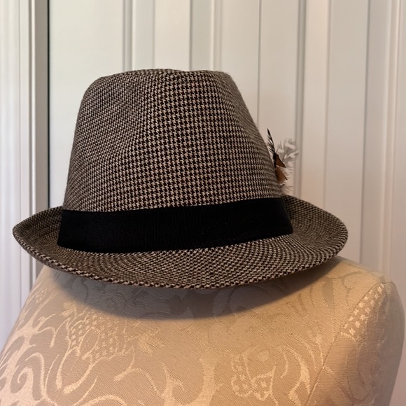 Forever 21 black/white houndstooth hat with black ribbon and feathers - Picture 5 of 5